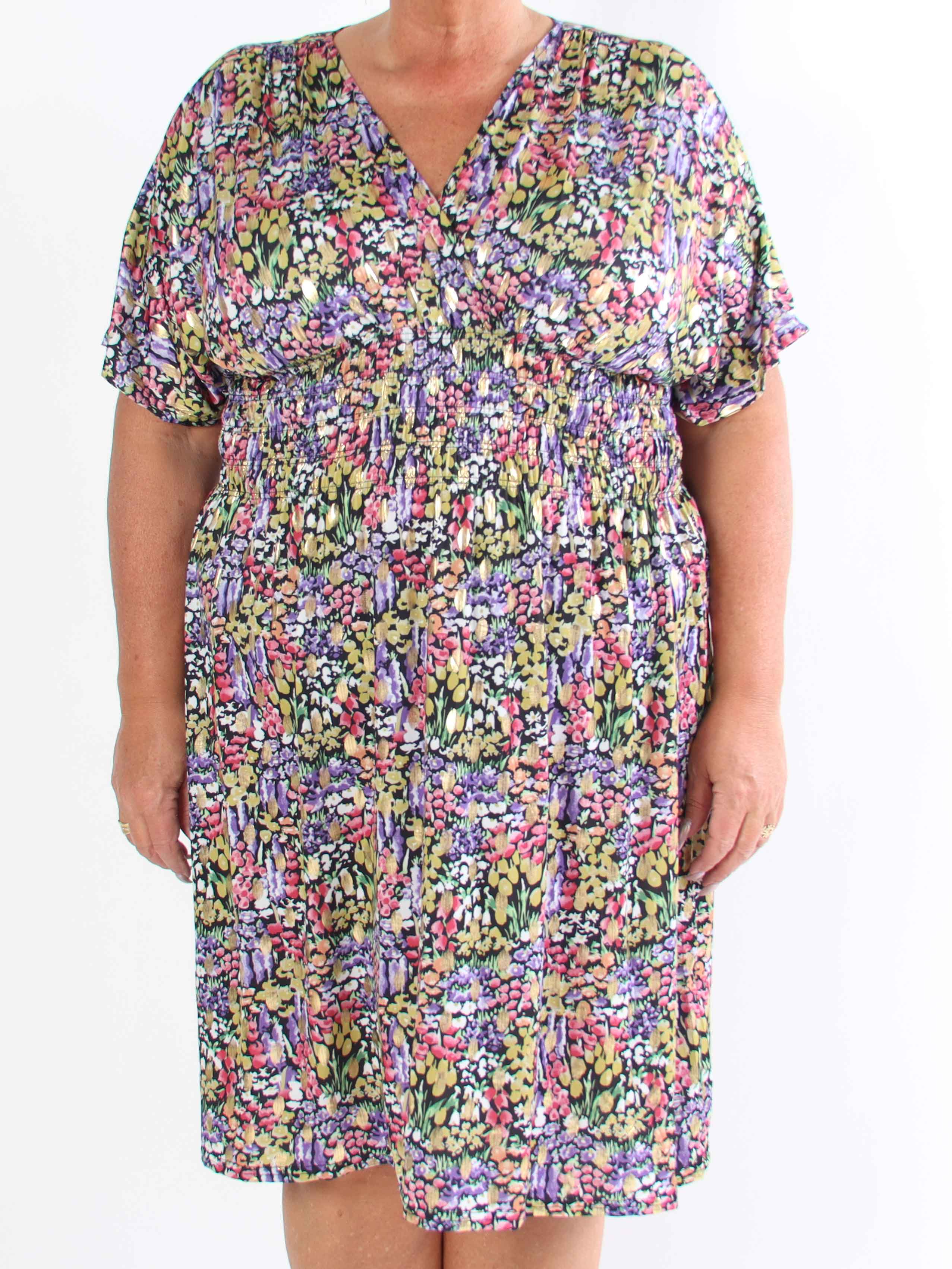 Pams Multi Flower Short - Klänning i plus size med blommönster och gulddetaljer